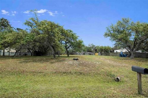 626 Pine Ave, Rockport, TX, 78382-5924 | Card Image