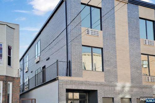 521 10th St, Union City, NJ, 07087-3001 | Card Image