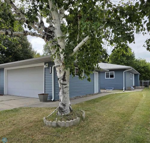 2411 Country Club Pkwy, Moorhead, MN, 56560-1415 | Card Image