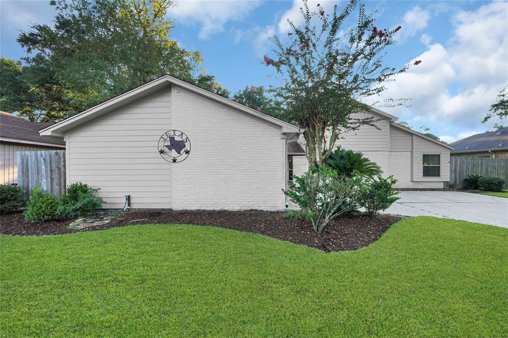 Broadwater Dr, Crosby, TX 77532