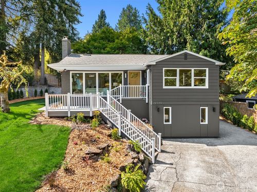 9119 17th Ave Ne, Seattle, WA, 98115-3211 | Card Image