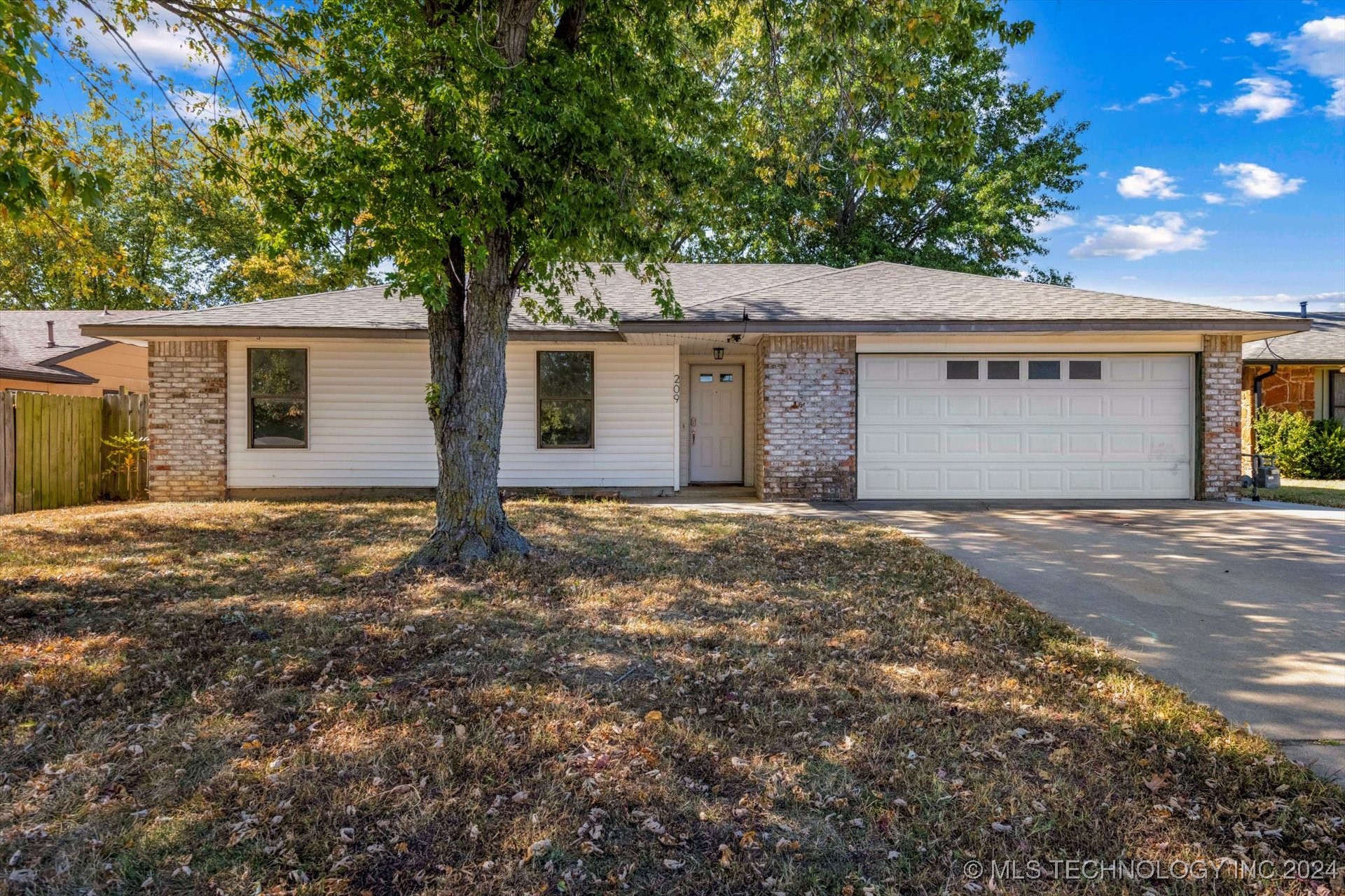 209 Mistletoe, For Sale in Bartlesville Zoocasa