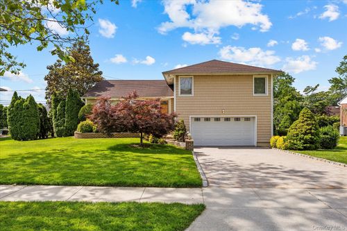 228 Robby Ln, New Hyde Park, NY, 11040-1232 | Card Image
