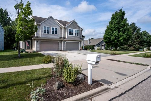 1406 S Silverbrook Dr, West Bend, WI, 53095-4591 | Card Image