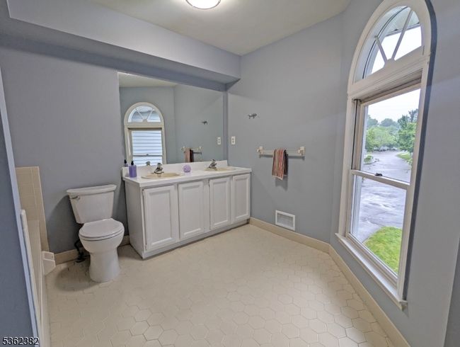 22 Arthurs Ct, Townhouse with 3 bedrooms, 2 bathrooms and null parking in Berkeley Heights NJ | Image 10