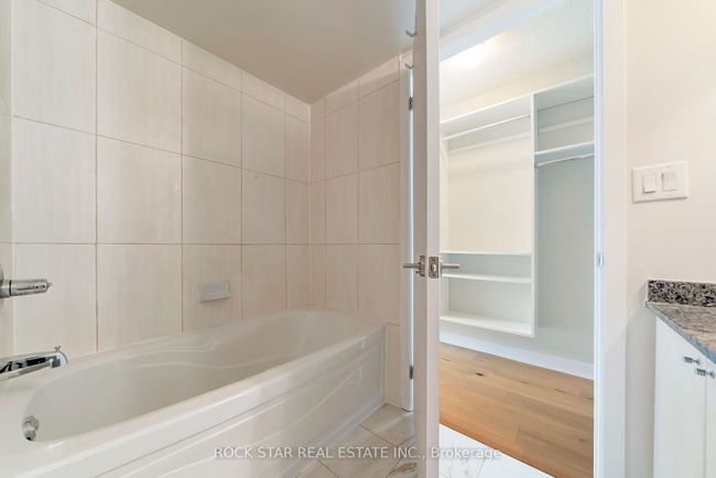 905 - 18 Harbour St, Condo with 2 bedrooms, 2 bathrooms and 1 parking in Toronto ON | Image 20