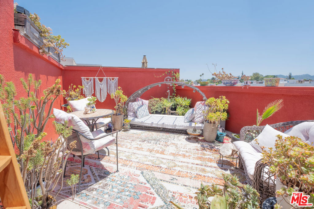 Residential Lease in Valley Village 5