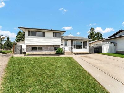 28 Cairney Cres Se, House detached with 4 bedrooms, 2 bathrooms and 4 parking in Medicine Hat AB | Image 3