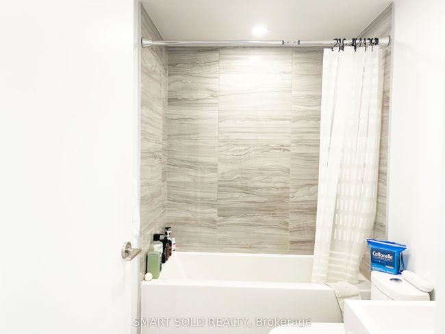 3204 - 39 Roehampton Ave, Condo with 3 bedrooms, 2 bathrooms and null parking in Toronto ON | Image 9