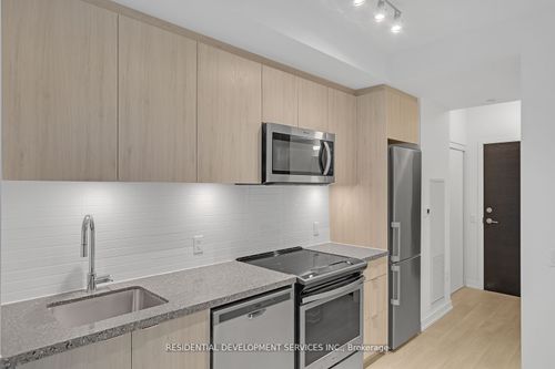 202e-8868 Yonge St, Richmond Hill, ON, L4C1Z8 | Card Image