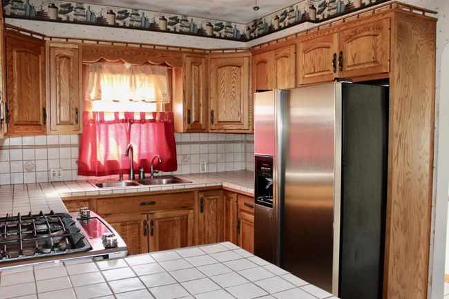 Kitchen w/Eat-at Counter | Image 11