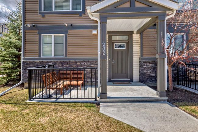 202 New Brighton Walk Se, Home with 3 bedrooms, 2 bathrooms and 4 parking in Calgary AB | Image 5