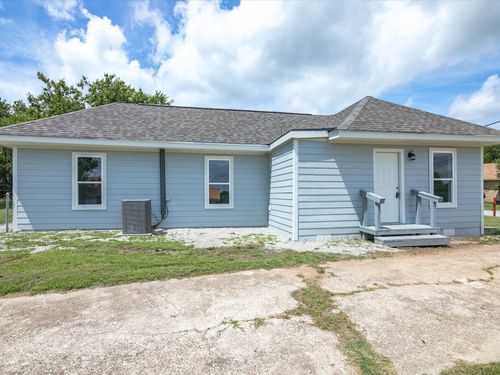 207 N Mill St, Bowie, TX, 76230-5204 | Card Image