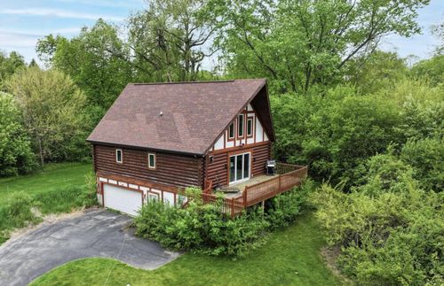 685 Williams Dr, Cedarburg, WI, 53012-9364 | Card Image