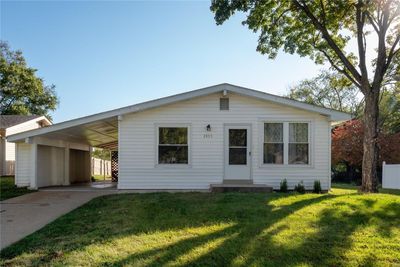 View of front of home featuring a front lawn and a carport | Image 1