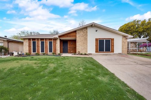 2122 Foxcroft Ln, Arlington, TX, 76014-3607 | Card Image