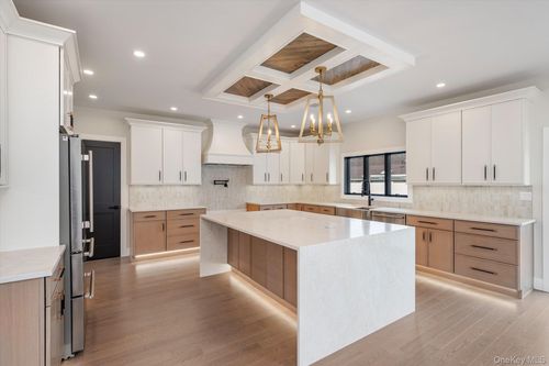 2428 2nd St, East Meadow, NY, 11554-2611 | Card Image