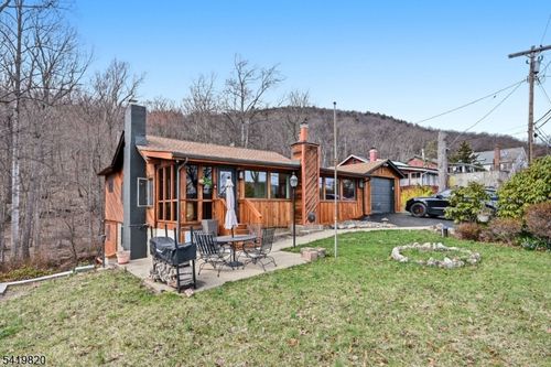 37 Blueberry Hl, Greenwood Lake, NY, 10925-4112 | Card Image