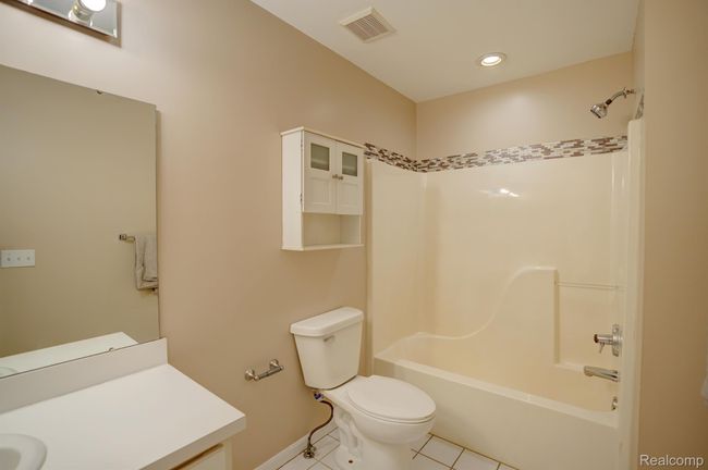 6407 Beecher Rd, Condo with 2 bedrooms, 3 bathrooms and null parking in Flint MI | Image 32