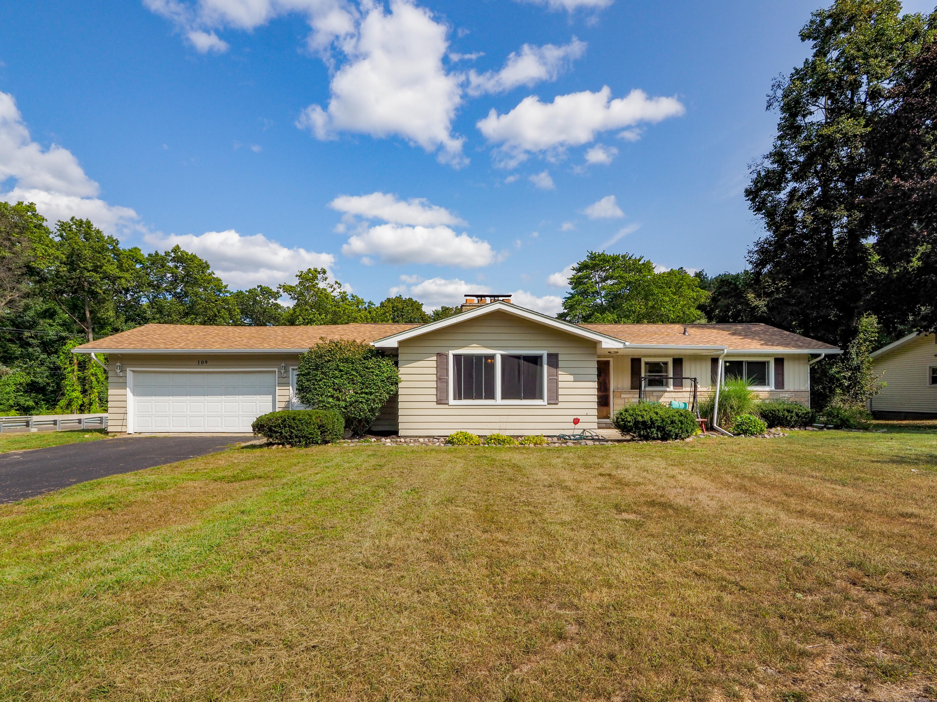 Harper Creek Dr, Battle Creek, MI 49014