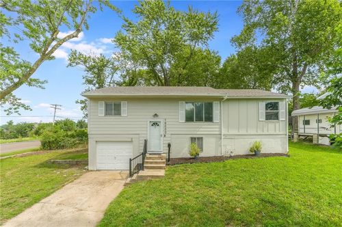 18000 E Shoshone Dr, Independence, MO, 64058-1141 | Card Image