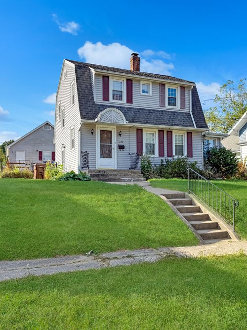 727 E Garden St, Freeport, IL, 61032-5722 | Card Image