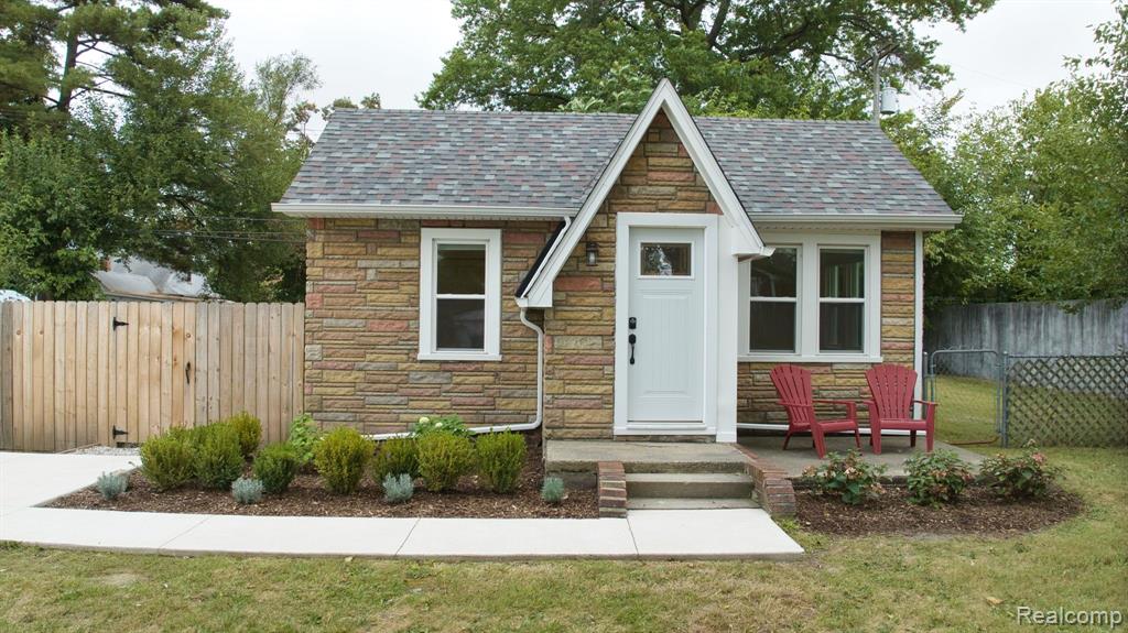 Powell Ave, Hazel Park, MI 48030