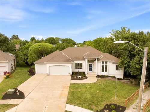 2404 Sw Wintergreen Ct, Lee's Summit, MO, 64081-4202 | Card Image