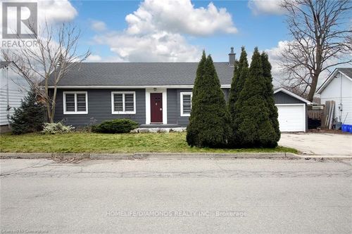 15 First Street, Hamilton (Waterdown), ON, L0R2H3 | Card Image
