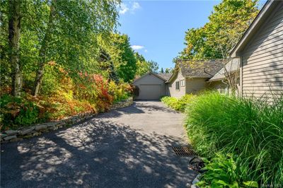 Front driveway, circular parking | Image 3