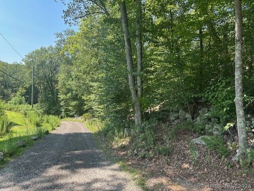 70 Towns End Rd, Newtown, CT, 06470-2413 | Card Image