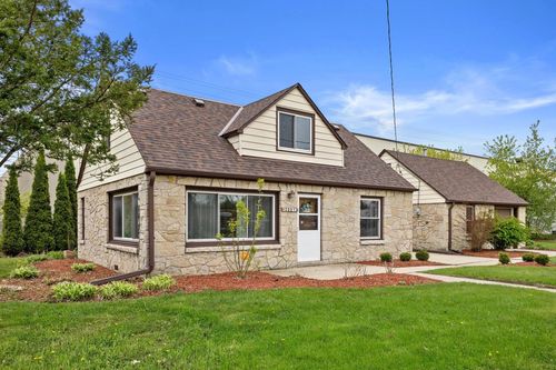 2001 W Bender Rd, GLENDALE, WI, 53209-3726 | Card Image