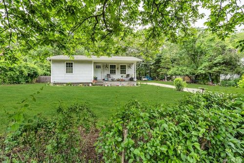 13 Carr Ln, Medford, NY, 11763-1015 | Card Image