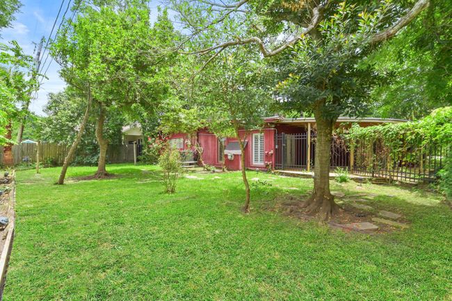 Spacious and lush backyard, perfect for relaxation and entertaining. | Image 28