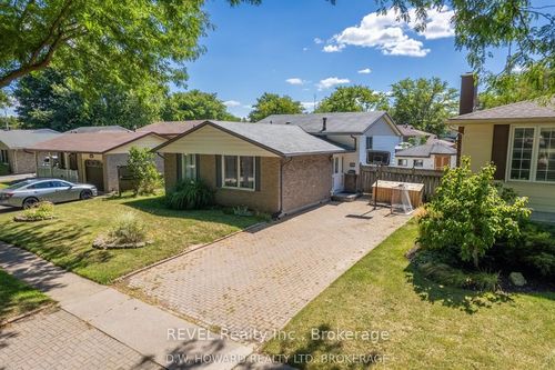 7116 Harriman St, Niagara Falls, ON, L2J3S2 | Card Image