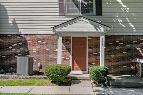 7668 Woodview Dr, Waterford, MI, 48327-4179 | Card Image