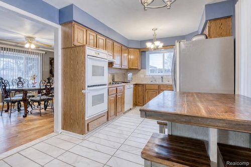 30650 Glenwood Cir, Warren, MI, 48088-3382 | Card Image