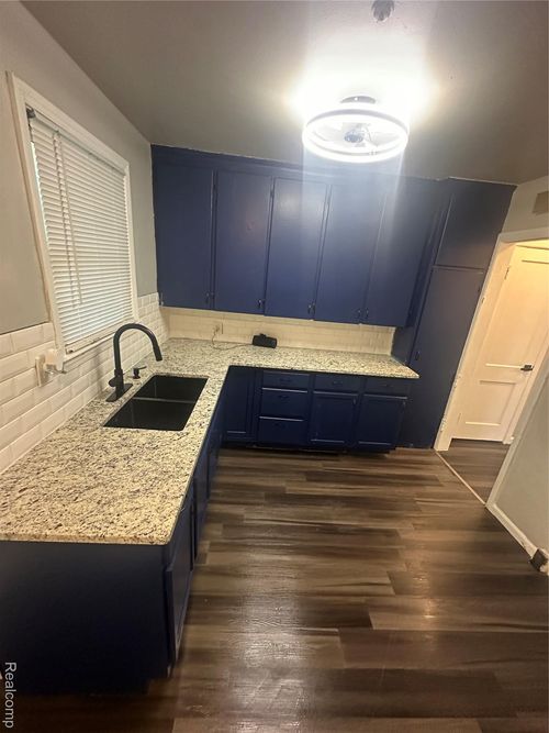 19146 Kingsville St, Detroit, MI, 48225-2142 | Card Image