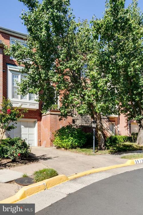 3915 Clares Ct, FAIRFAX, VA, 22033-4640 | Card Image