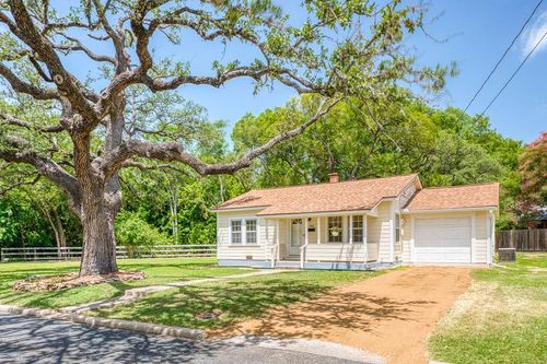 204 N Orange St, Fredericksburg, TX, 78624-3833 | Card Image
