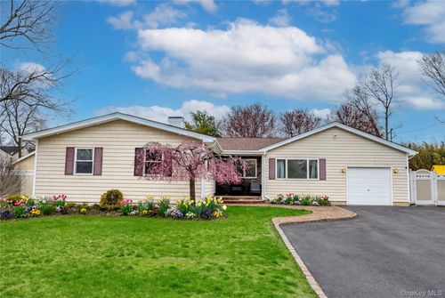 31 Halliday Road, Brookhaven, NY, 11727 | Card Image