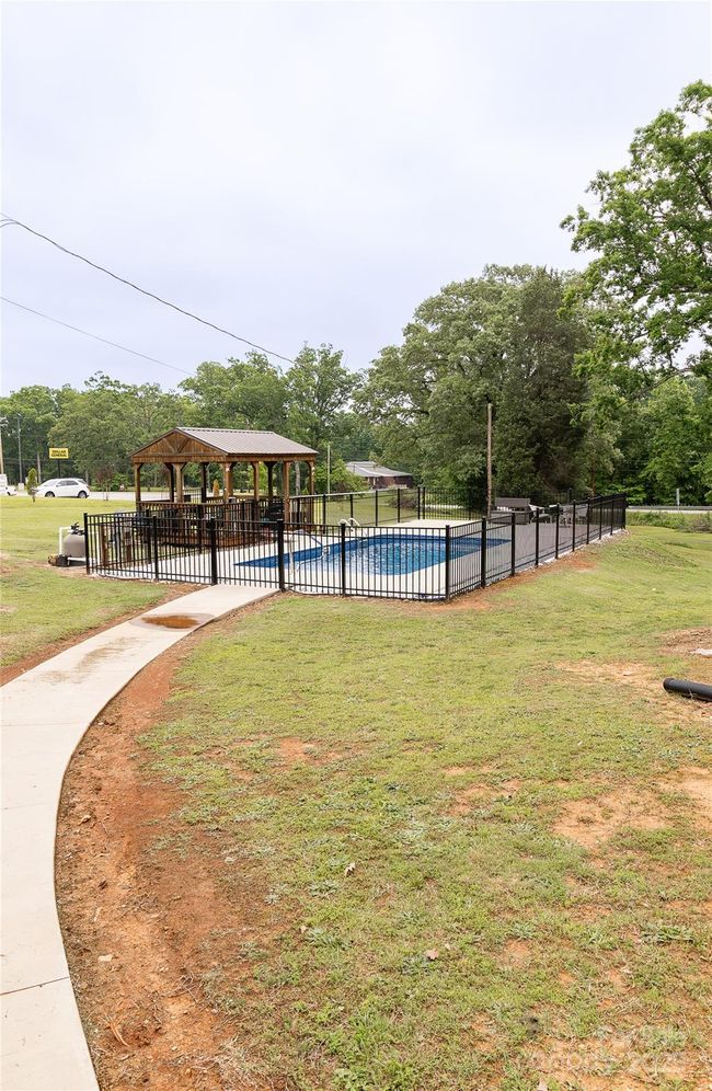 1352 W Cherokee St, House other with 3 bedrooms, 3 bathrooms and null parking in Blacksburg SC | Image 39