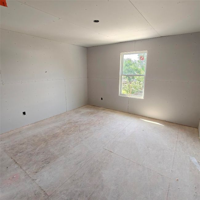 View of spare room | Image 12