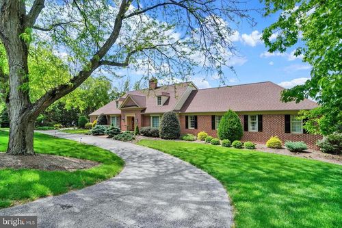 925 Summit Cir N, YORK, PA, 17403-4427 | Card Image