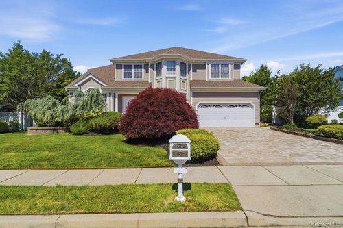 15 Boxwood Ln, Farmingdale, NY, 11735-7015 | Card Image
