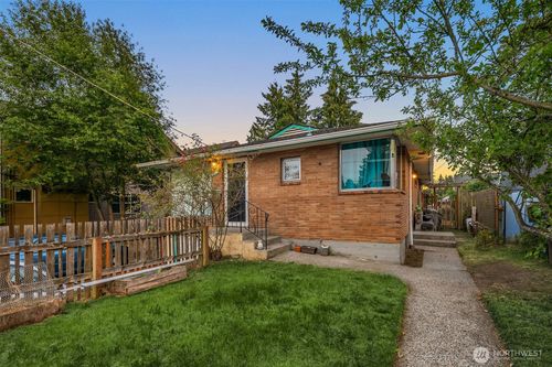 921 N 85th Street, Seattle, WA, 98103 | Card Image