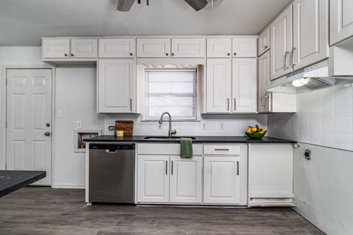 721 N Floyd Ave, Tulia, TX, 79088-1215 | Card Image