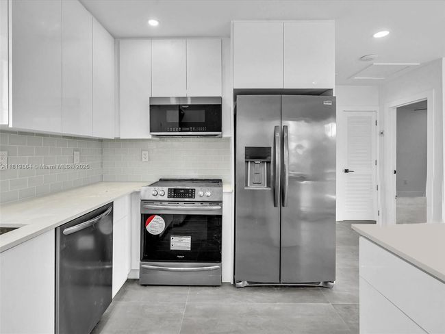 101 - 11900 N Bayshore Dr, Condo with 2 bedrooms, 2 bathrooms and null parking in North Miami FL | Image 16