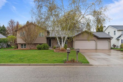 2212 W Seneca Drive, GRAND CHUTE, WI, 54914 | Card Image