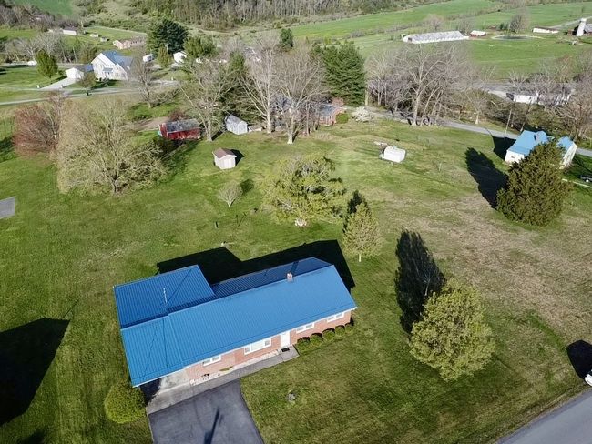 186 Summit Dr, Home with 3 bedrooms, 2 bathrooms and null parking in Peterstown WV | Image 6